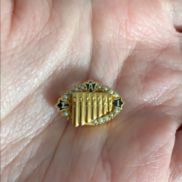 Sigma Alpha Iota Badge - Picture 2 of 4